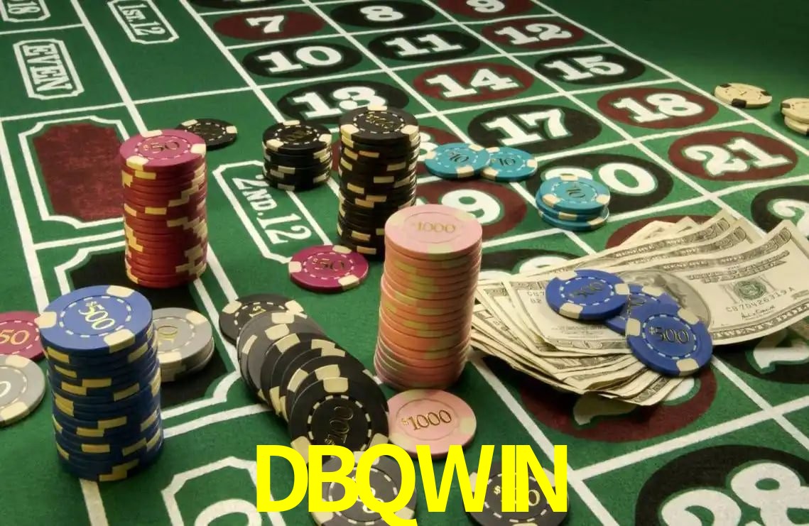 Una escena digital vívida inspirada en casino con DBQWIN mostrado prominentemente, luces brillantes, fichas, cartas y acentos dorados.